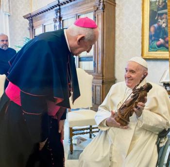 Papa Francisco ganha imagem de São José feita por artista cearense
