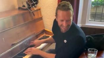 Vocalista do Coldplay surpreende noivos prestes a se casar