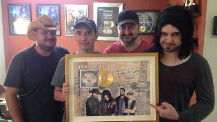 Rosa de Saron recebe CD de Ouro durante show em Guarulhos-SP