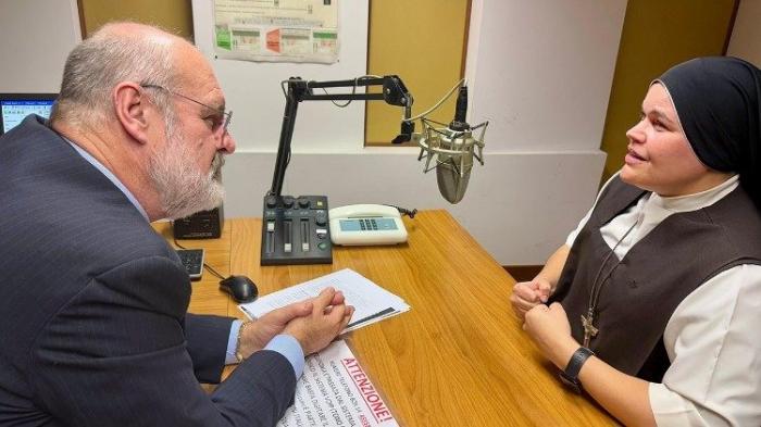Irmã Ana Paula visita a Rádio Vaticano e fala da sua missão através da música